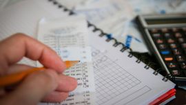 Encuesta: dos de cada tres argentinos dicen que el sueldo no alcanza y que tuvieron que resignar consumos en el último mes