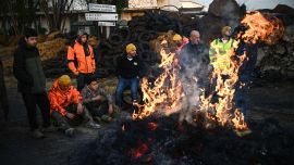 Agricultores del sindicato CR47 (Coordinación Rural 47) protestan junto a una hoguera frente a la Dirección Departamental de Empleo, Trabajo, Solidaridad y Protección de las Poblaciones de Lot-et-Garonne, en Agen, suroeste de Francia.