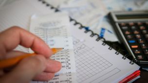 Encuesta: Dos de cada tres argentinos afirman que el sueldo no alcanza y que tuvieron que resignar consumos en el último mes. 16122025