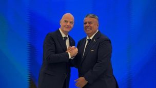 Claudio Tapia junto a Gianni Infantino en Doha