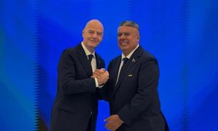 Claudio Tapia junto a Gianni Infantino en Doha