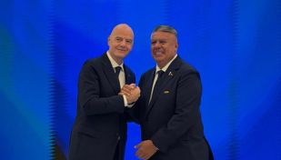 Claudio Tapia junto a Gianni Infantino en Doha