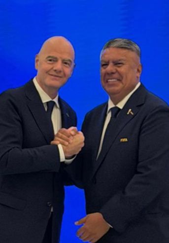 Claudio Tapia junto a Gianni Infantino en Doha