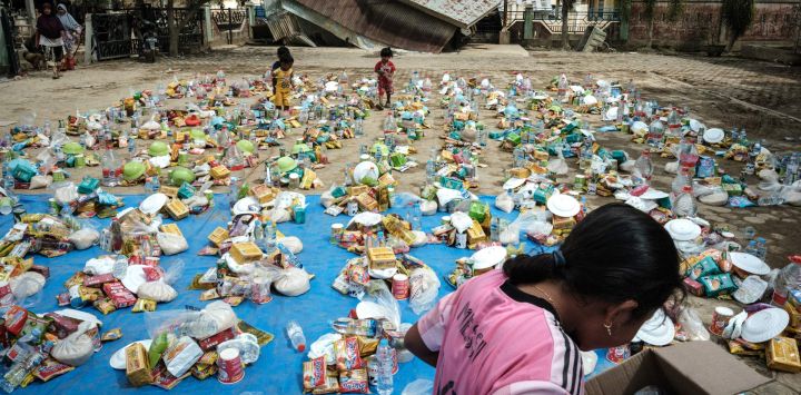 Alimentos donados por particulares se reparten entre los miembros de la comunidad afectados por una inundación repentina en Aceh Tamiang, en el norte de Sumatra. Las devastadoras inundaciones y deslizamientos de tierra han causado la muerte de 1.006 personas en Indonesia, según informaron los rescatistas, mientras la nación del sudeste asiático lidia con la enorme magnitud de las labores de socorro.