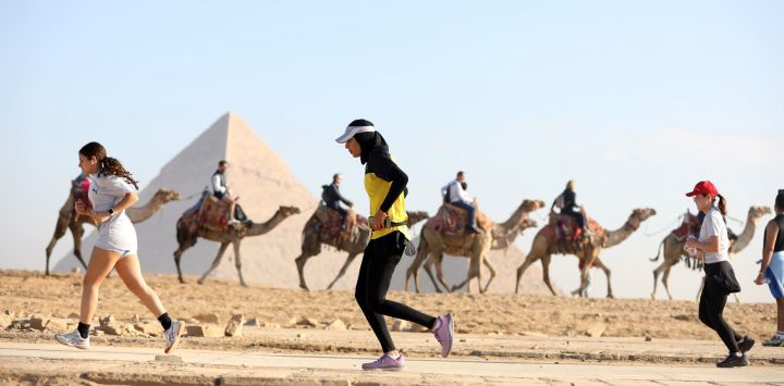 Corredores participantes en el Medio Maratón de las Pirámides celebrado en el punto escénico de las Pirámides de Giza, en Giza, Egipto.