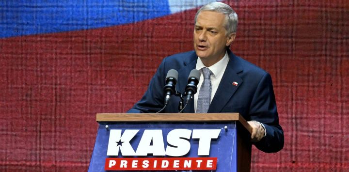 El candidato presidencial chileno José Antonio Kast, del Partido Republicano, pronuncia un discurso al celebrar los resultados de la segunda vuelta de las elecciones presidenciales en Santiago.