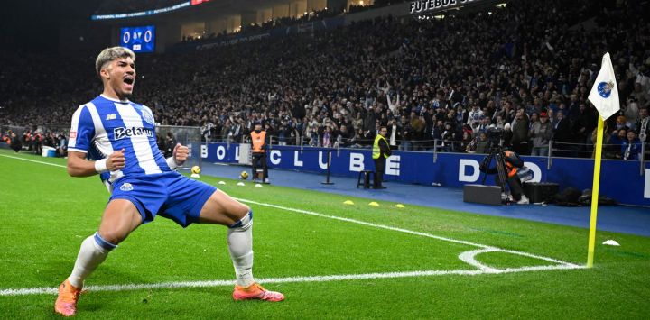 El delantero brasileño del FC Porto, William Gomes, celebra marcar el gol inicial durante el partido de fútbol de la liga portuguesa entre el FC Porto y el GD Estoril Praia en el estadio Dragao de Oporto.