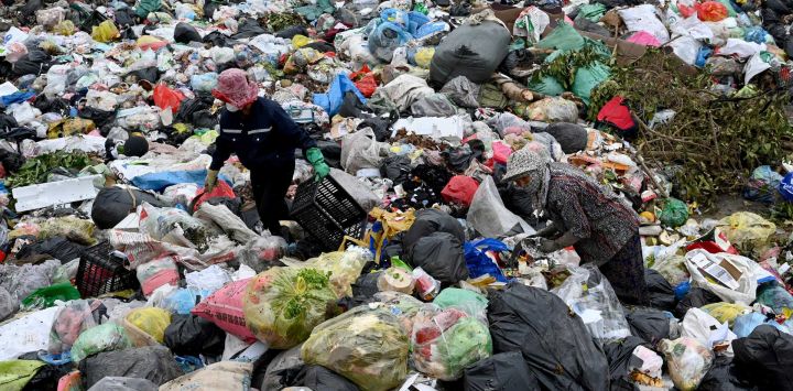 Esta foto muestra a mujeres clasificando residuos plásticos en un vertedero a las afueras de Hanói. Agachada entre montañas de plástico desechado, Lanh desetiqueta botellas de Coca-Cola, Evian y tés vietnamitas para fundirlas en pequeñas bolitas y reutilizarlas.
