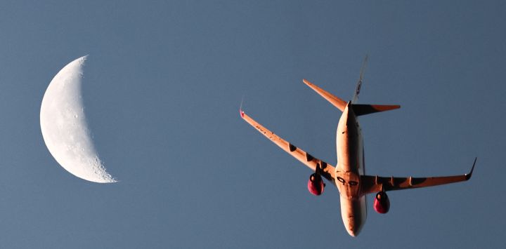 Esta foto muestra un avión de Air Algérie, con la luna al fondo, sobrevolando Marsella, al sur de Francia.