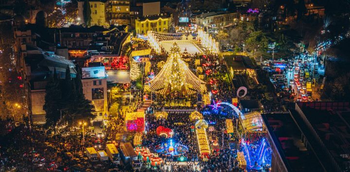Imagen del árbol principal iluminado de Año Nuevo de Georgia y otras decoraciones vistas en la Plaza de la Primera República, en Tiflis, Georgia.