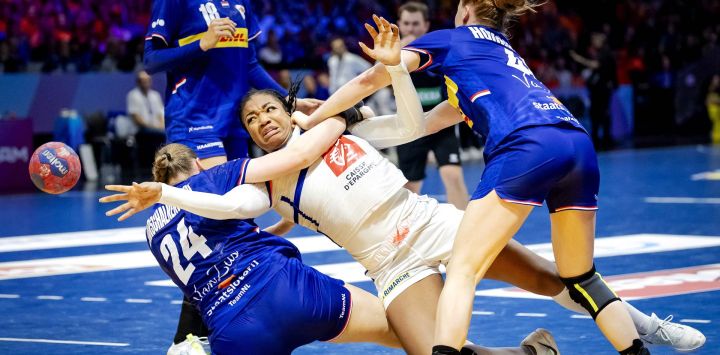 La francesa Pauletta Foppa lucha por la pelota con Romée Maarschalkerweerd y Dione Housheer durante el partido de grupo entre Francia y los Países Bajos en la ronda principal del Campeonato Mundial de Balonmano Femenino en Ahoy Rotterdam.