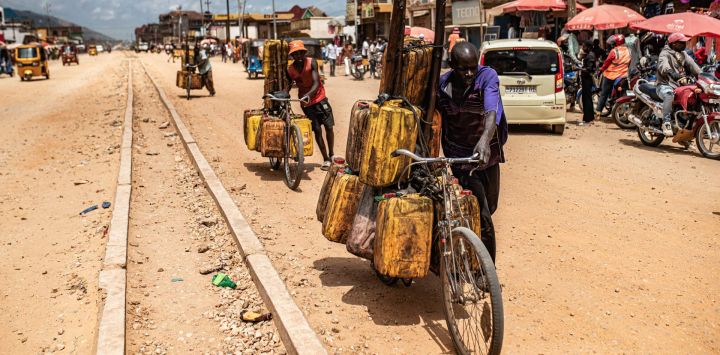 Personas transportan mercancía en bicicletas, en Uvira, una ciudad en la provincia de Kivu del Sur, en el este de la República Democrática del Congo (RDC). En Uvira, una ciudad estratégica en el este de la RDC, las calles son barridas, las tiendas reabren cautelosamente y los residentes regresan a los espacios públicos mientras la vida cotidiana empieza a moverse de nuevo.
