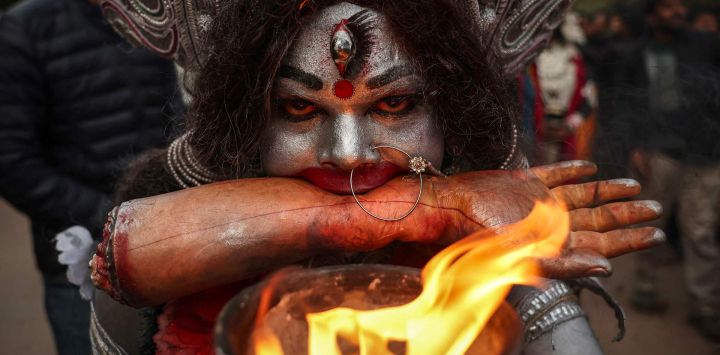 Una artista vestida como la diosa hindú Kali participa en una procesión religiosa para conmemorar el cuarto aniversario de la inauguración del Corredor Kashi Vishwanath, en Varanasi, India.