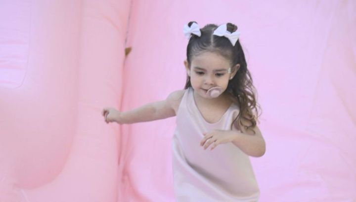 Así fue el mega cumple de Sarah Burlando: decoración de fantasía, inflables gigantes y un festejo de cuento