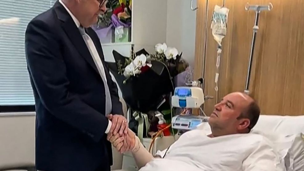 El primer ministro de Australia, Anthony Albanese, visita a Ahmed al Ahmed, quien detuvo la masacre de Bondi Beach