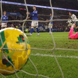 El aruqero inglés del Cardiff City, Nathan Trott, ve un disparo del centrocampista portugués del Chelsea, Pedro Neto (izq.), que marcó el segundo gol del Chelsea durante el partido de cuartos de final de la Copa de la Liga inglesa entre el Cardiff City y el Chelsea en el Cardiff City Stadium, en Cardiff, sur de Gales. | Foto:Adrian Dennis / AFP
