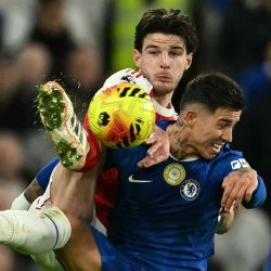 El centrocampista inglés del Arsenal, Declan Rice (izq.), compite con el centrocampista argentino del Chelsea, Enzo Fernández (der.), durante el partido de la Premier League inglesa entre el Chelsea y el Arsenal en Stamford Bridge, Londres. | Foto:JUSTIN TALLIS / AFP