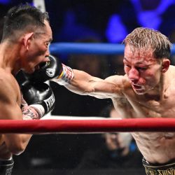 El japonés Seiya Tsutsumi y el filipino Nonito Donaire pelean durante la pelea por el título de peso gallo de la AMB en el Ryogoku Kokugikan de Tokio. | Foto:Kazuhiro Nogi / AFP
