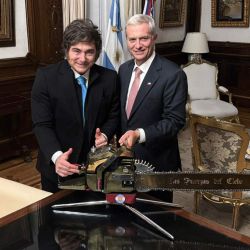 Esta foto, difundida por la Presidencia de Argentina, muestra al presidente argentino Javier Milei y al presidente electo de Chile, José Antonio Kast, posando en la Casa Rosada de Buenos Aires. | Foto:Handout / Presidencia de Argentina / AFP