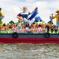 Imagen cedida por el portal de noticias El 19 Digital de personas participantes en la décimo séptima edición del Carnaval Acuático del Río San Juan, en la ciudad de San Carlos, Nicaragua. | Foto:Xinhua/El 19 Digital