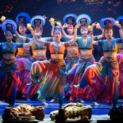 Imagen de bailarinas realizando una presentación del drama de danza china Leyenda Oriental, en Toronto, Canadá. El drama, que muestra la elegancia de la cultura tradicional china y el atractivo de la integración multicultural, tendrá múltiples funciones en Toronto y Ottawa en diciembre. | Foto:Xinhua/Zou Zheng
