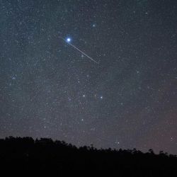 Imagen de la lluvia de meteoritos Gemínidas en el cielo sobre el lago Niujiaohai, en el distrito de Ganluo, en la provincia de Sichuan, en el suroeste de China. La lluvia de meteoritos Gemínidas, una de las más espectaculares del año. | Foto:Xinhua/Jiang Hongjing