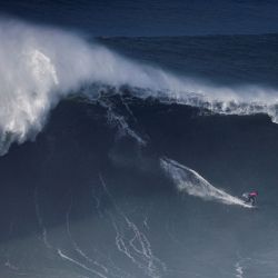 Joao Chianca de Brasil monta una ola durante una sesión de surf de desafío de olas grandes de la WSL en Nazare. | Foto:FILIPE AMORIM / AFP
