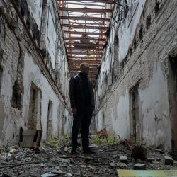 Kostiantyn Kosik, un joven desplazado de 18 años de Avdiivka, en la región de Donetsk, posa dentro del edificio destruido de la facultad de derecho de Irpin, donde estudia. No es tan sencillo para Kostiantyn Kosik, quien toma medicación para sus tics, desmayos y migrañas. "Estoy constantemente nervioso, con los nervios de punta. Es por la guerra. Tiene un gran impacto en mi salud", dijo el joven barbudo de 18 años, vestido de negro. | Foto:OLEKSII FILIPPOV / AFP