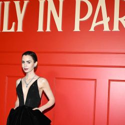 La actriz estadounidense Lily Collins posa durante el preestreno de la quinta temporada de la serie de Netflix "Emily en París", en el Grand Rex de París. | Foto:Blanca Cruz / AFP