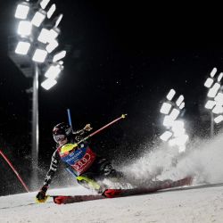 La estadounidense Mikaela Shiffrin compite en la primera manga del eslalon femenino de la Copa del Mundo de Esquí Alpino FIS 2025-2026 en Courchevel, Alpes franceses. | Foto:JEFF PACHOUD / AFP