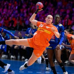 La pívot holandesa número 24, Romee Maarschalkerweerd, dispara durante el partido por el tercer puesto del Campeonato Mundial de Balonmano Femenino de la IHF entre Países Bajos y Francia, en el Rotterdam Ahoy Arena, en Róterdam. | Foto:JOHN THYS / AFP
