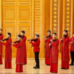Músicos tocan el violín durante la ceremonia de apertura e inauguración del renovado Monumento a la Neutralidad en Asjabad, al sur de Turkmenistán, en vísperas del 30.º aniversario de la neutralidad de Turkmenistán. | Foto:Nikolay VAVILOV / AFP