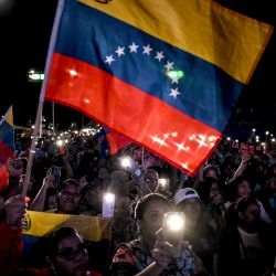 Partidarios del presidente venezolano, Nicolás Maduro, ondean una bandera venezolana durante una manifestación para exigir la paz en Caracas. Trinidad y Tobago anunció el mismo día que había autorizado el uso de sus aeropuertos por parte de aeronaves militares estadounidenses, ante el creciente temor de que Washington pudiera estar preparando un ataque contra la vecina Venezuela. | Foto:JUAN BARRETO / AFP