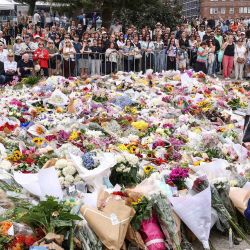Un rabino habla con los dolientes en un homenaje frente al Bondi Pavilion en Sídney, en honor a las víctimas del tiroteo de Bondi Beach. Los líderes australianos acordaron endurecer las leyes de armas después de que los atacantes mataran a 15 personas en un festival judío en Bondi Beach, el peor tiroteo masivo en décadas, denunciado como "terrorismo" antisemita por las autoridades. | Foto:DAVID GRAY / AFP