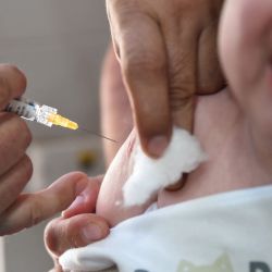 Un trabajador de la salud vacuna a una niña en el Vacunatorio Central de Mendoza, Argentina. Las autoridades sanitarias de una provincia del oeste de Argentina anunciaron que emprenderían acciones legales contra 15 padres por no vacunar a sus hijos ante la caída de las tasas de vacunación en todo el país. | Foto:Andrés Larrovere / AFP