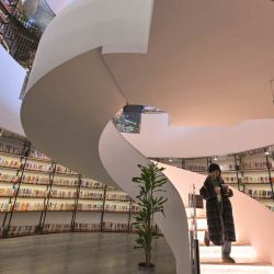 Una mujer visita una librería en Pekín. | Foto:ADEK BERRY / AFP