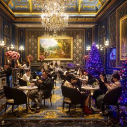 Visitantes se sientan en una cafetería del complejo hotelero parisino de Macao. | Foto:Eduardo Leal / AFP