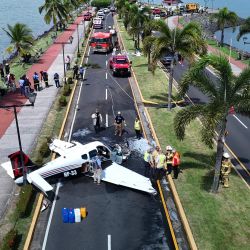 Vista aérea de una aeronave Beechcraft Bonanza Modelo 33 (BE-33) tras realizar un aterrizaje de emergencia en la costa de Amador, en la bahía de Ciudad de Panamá. Las autoridades no reportaron víctimas mortales y se desconoce la causa del accidente. | Foto:MAURICIO VALENZUELA / AFP