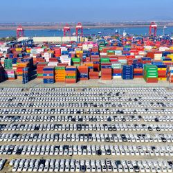 Vista aérea tomada con un dron de vehículos fabricados en China esperando a ser exportados en un muelle de contenedores del puerto de Nanjing, en la provincia de Jiangsu, en el este de China. | Foto:Xinhua/Yang Suping