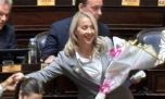 La diputada libertaria que recibió un ramo de flores en plena sesión