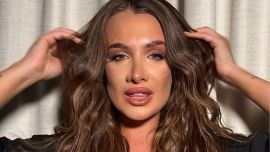 A días de ser mamá, Cami Homs redecoró el jardín de su casa: living exterior con impronta natural y vista a un lago