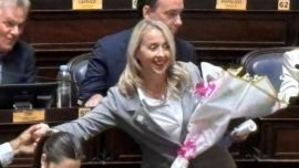 La diputada libertaria que recibió un ramo de flores en plena sesión