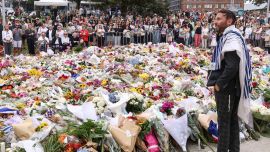 Un rabino habla con los dolientes en un homenaje frente al Bondi Pavilion en Sídney, en honor a las víctimas del tiroteo de Bondi Beach. Los líderes australianos acordaron endurecer las leyes de armas después de que los atacantes mataran a 15 personas en un festival judío en Bondi Beach, el peor tiroteo masivo en décadas, denunciado como "terrorismo" antisemita por las autoridades.