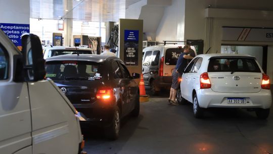 Descuentos en combustible: billeteras y tarjetas activan promociones para el verano 2026