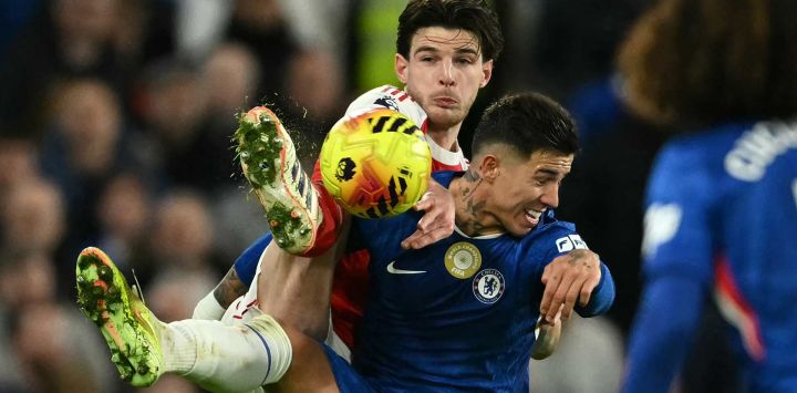 El centrocampista inglés del Arsenal, Declan Rice (izq.), compite con el centrocampista argentino del Chelsea, Enzo Fernández (der.), durante el partido de la Premier League inglesa entre el Chelsea y el Arsenal en Stamford Bridge, Londres.