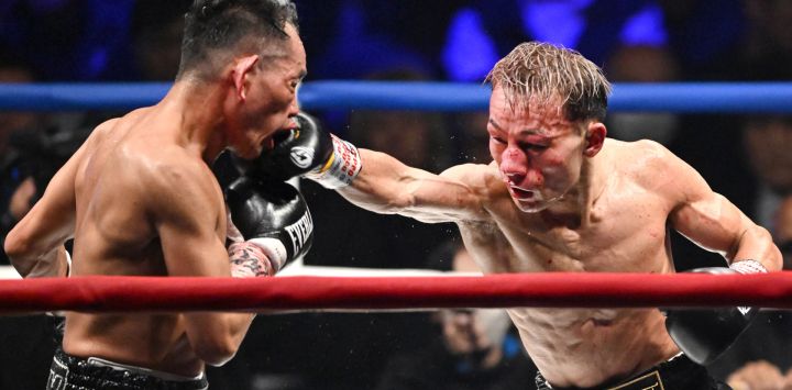 El japonés Seiya Tsutsumi y el filipino Nonito Donaire pelean durante la pelea por el título de peso gallo de la AMB en el Ryogoku Kokugikan de Tokio.