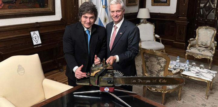Esta foto, difundida por la Presidencia de Argentina, muestra al presidente argentino Javier Milei y al presidente electo de Chile, José Antonio Kast, posando en la Casa Rosada de Buenos Aires.