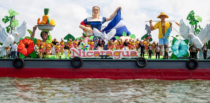 Imagen cedida por el portal de noticias El 19 Digital de personas participantes en la décimo séptima edición del Carnaval Acuático del Río San Juan, en la ciudad de San Carlos, Nicaragua.