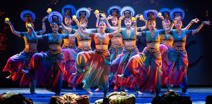 Imagen de bailarinas realizando una presentación del drama de danza china Leyenda Oriental, en Toronto, Canadá. El drama, que muestra la elegancia de la cultura tradicional china y el atractivo de la integración multicultural, tendrá múltiples funciones en Toronto y Ottawa en diciembre.