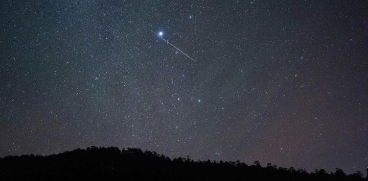 Imagen de la lluvia de meteoritos Gemínidas en el cielo sobre el lago Niujiaohai, en el distrito de Ganluo, en la provincia de Sichuan, en el suroeste de China. La lluvia de meteoritos Gemínidas, una de las más espectaculares del año.